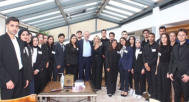 Akfen Holding Başkanı Hamdi Akın, TİKAV bursiyerleriyle buluştu