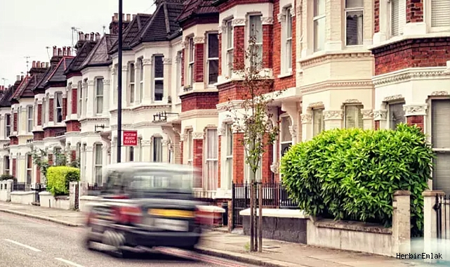 İngiltere’de konut fiyatları eylülde geriledi: Ortalama fiyat 298 bin sterline düştü