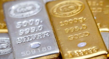 Küresel gelişmeler altın ve gümüşü yine aşağı çekti: Birlikte düştüler