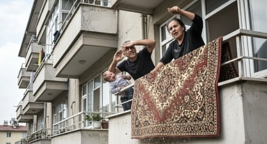 Yargıtay’dan emsal karar: balkondan halı silkeleyene hapis cezası