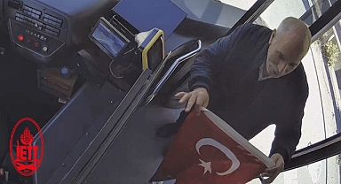 İETT kaptanından örnek hareket yerde bulduğu Türk bayrağını alıp otobüsüne astı