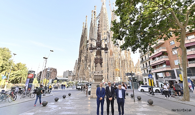 Gaudí'nin 100 yıllık hayali gerçeğe dönüştü: Sagrada Familia'nın kuleleri tamamlandı